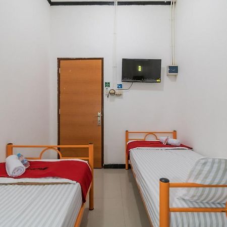 Hotel Reddoorz Near Terminal Bubulak Bogor Esterno foto