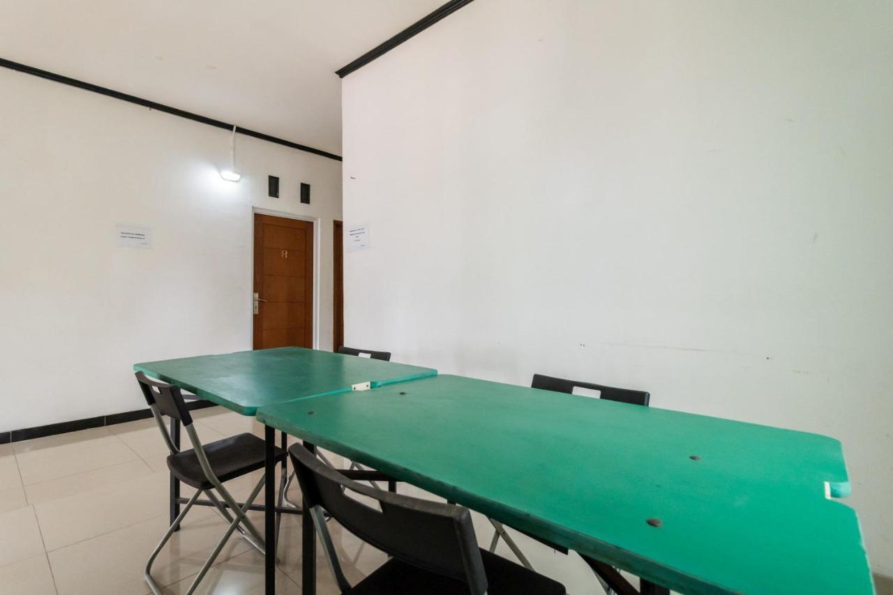 Hotel Reddoorz Near Terminal Bubulak Bogor Esterno foto