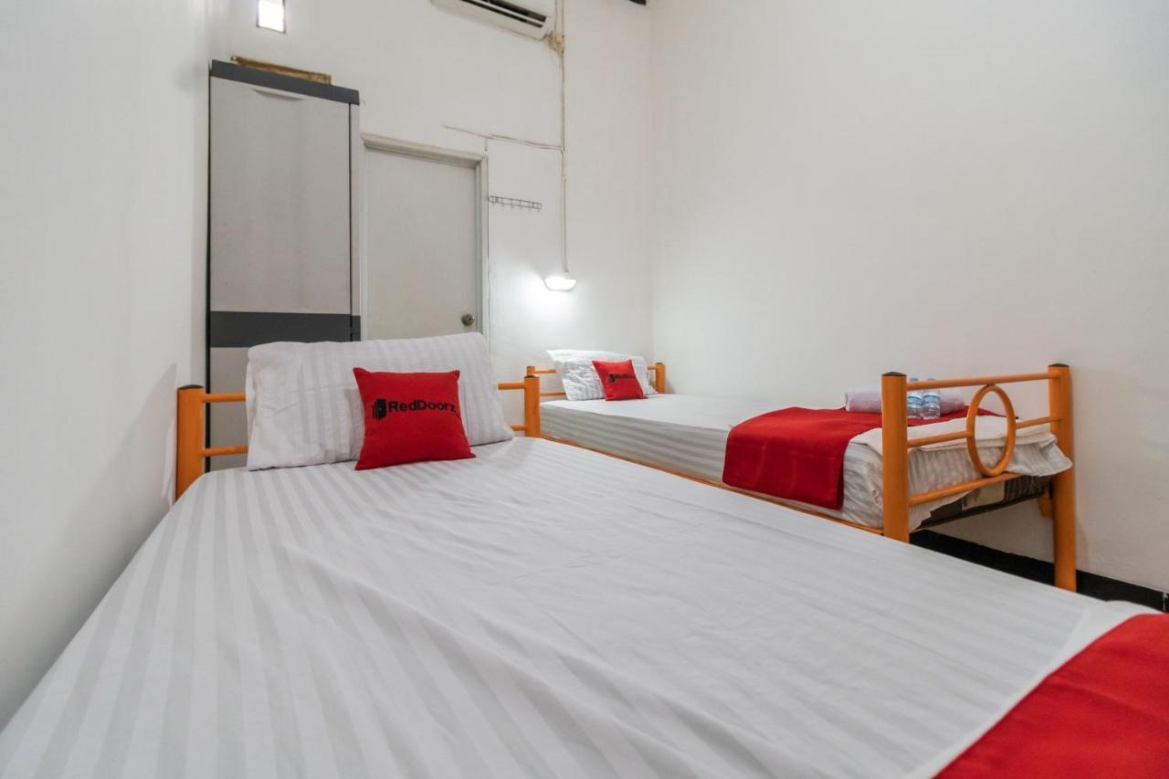 Hotel Reddoorz Near Terminal Bubulak Bogor Esterno foto