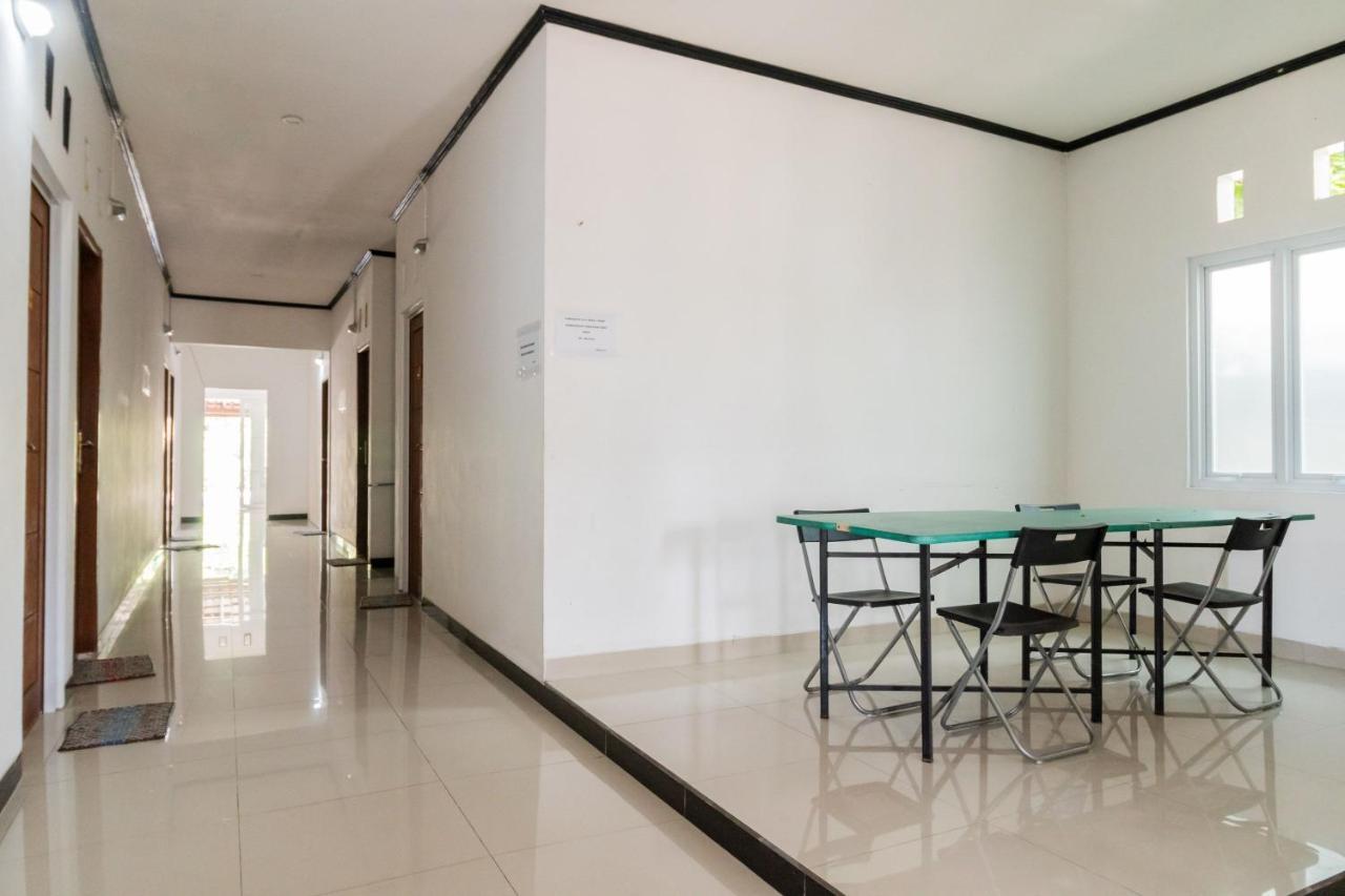 Hotel Reddoorz Near Terminal Bubulak Bogor Esterno foto